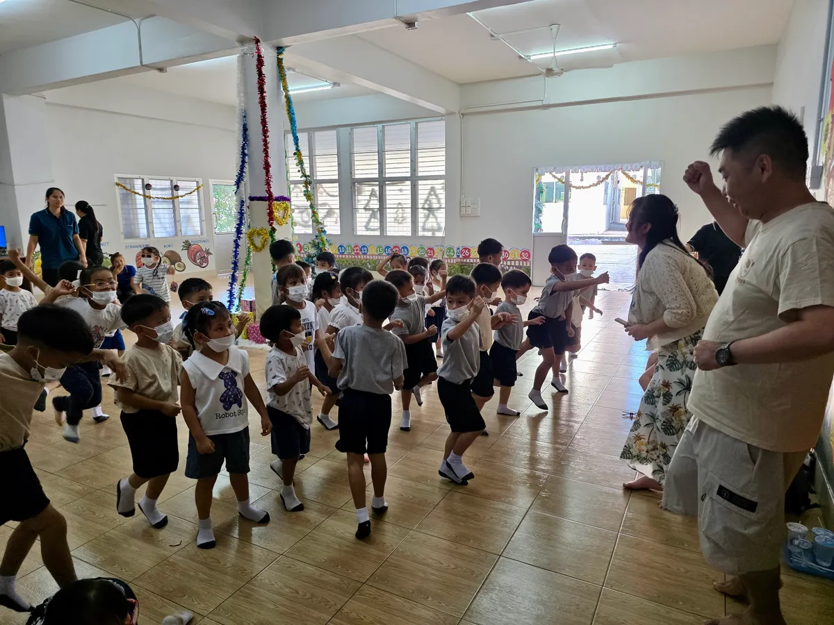 孩子們學習手笛手勢