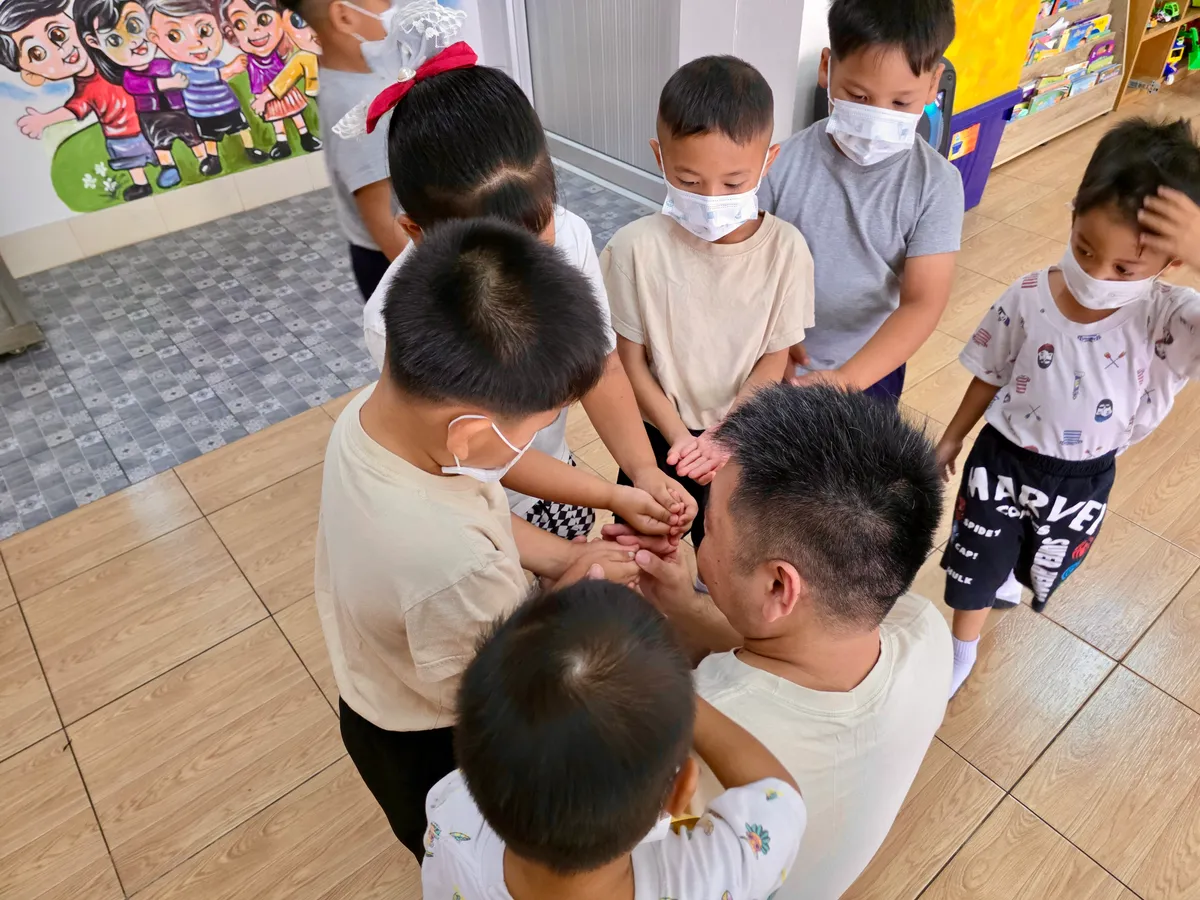 孩子們圍著成員近距離觀察手笛